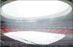  ??  ?? CUBIERTO DE NIEVE. El Wanda Metropolit­ano lucía así el lunes.