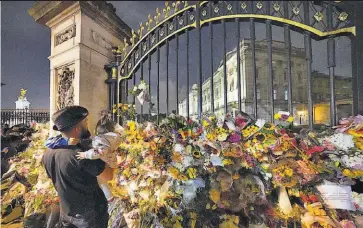  ?? ?? Las flores y los mensajes de respeto y admiración se apoderan de las aceras del palacio.