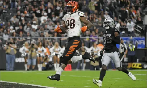  ?? Associated Press ?? Joe Mixon rushed for 123 yards and two touchdowns as the Bengals improved to 6-4 with a win against the Raiders.