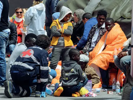  ??  ?? Gli arrivi Uno sbarco di migranti nel porto di Napoli nei mesi scorsi