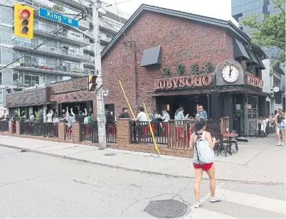  ?? STEVE RUSSELL
TORONTO STAR ?? Allowing customers to dine at restaurant patios is part of Ontario’s phased reopening from its COVID-19 lockdown.