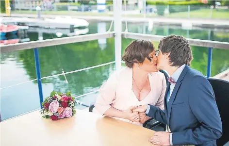  ?? RP-FOTO:ANNE ORTHEN ?? Carolin Engstfeld-Frank und Benedikt Frank heirateten gestern auf dem Unterbache­r See. Freunde und Verwandte erfahren die Nachricht erst heute.