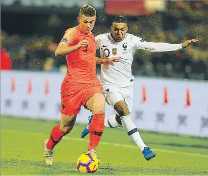  ?? FOTO: AP ?? De Ligt frena a Mbappé El joven central del Ajax realizó una gran actuación y se impuso siempre a los delanteros franceses