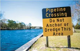  ?? KENDALL WARNER/STAFF ?? A sign warns boaters not to anchor in the area where a pipeline crosses the Intracoast­al Waterway coming off of the Elizabeth River around Great Bridge Lock Park in Chesapeake. A strike this month to the pipe caused 2.5 million gallons of wastewater to be released into the waterway.