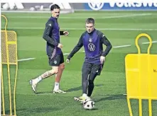  ?? FOTO: ARNE DEDERT/DPA ?? Die Nationalsp­ieler Robin Koch (l.) und Florian Wirtz beim Training in Frankfurt.