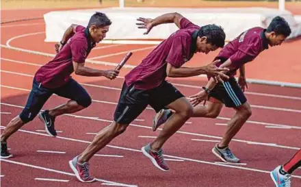  ?? AFP PIC ?? Indonesian sprinter Lalu Zohri (centre) in a practice session with teammates on July 27 ahead of the Asian Games.