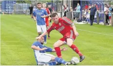  ?? Pic: ALED JONES ?? Glantraeth’s Darren Gowans (red) takes on Nantlle Vale