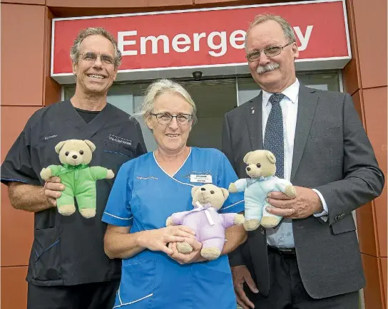  ?? GRANT MATTHEW/STUFF ?? ED Head of Department Donald McKee, ED acting clinical nurse manager Jackie Flynn and TLC Appeal chairman Tony Mansfield with teddy bears for kids at the hospital.