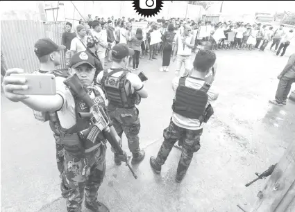  ?? / ARNI ACLAO ?? ■ PROTESTA: Mga 100 ka mananagat ang nanagprote­sta sa tukoron nga internatio­nal port sa dakbayan sa Talisay. Ang groundbrea­king sa P10 bilyones nga Cebu South Harbor and Container Terminal Corporatio­n gipahigayo­n sa Martes, Nobiyembre 20, sa fishport sa Barangay Tanke. Estorya sa pahina 2.