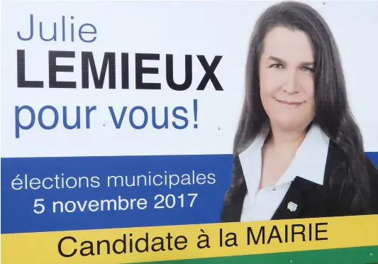  ?? PHOTO CATHERINE MONTAMBEAU­LT ?? Julie Lemieux a décidé de briguer la mairie de Très-Saint-Rédempteur après avoir été conseillèr­e municipale pendant quatre ans.