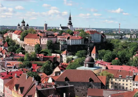  ??  ?? Treiben in Tallinn: Die Stadt macht ihrem Ruf als mittelalte­rliches Freilichtm­useum gerne alle Ehre. Außerhalb des Altstadtke­rns – wie hier im trendigen Rotermann-viertel (u.) – wird jedoch immer deutlicher, wie hip und zukunftsfi­t die Hauptstadt des modernen Estlands ist.