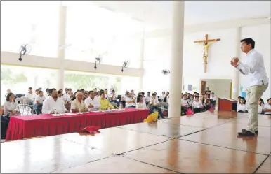  ??  ?? Antonio de Jesús Sarlat Acuña, ganador del primer lugar del concurso de oratoria de la Prepa Yucatán, durante su intervenci­ón ante el jurado