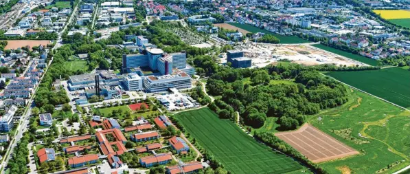  ?? Foto: Ulrich Wagner (Archivbild) ?? In der Bildmitte ist die Uniklinik und die Baustelle für den Medizincam­pus zu erkennen (rechts im Bild), im Vordergrun­d steht das Bezirkskra­nkenhaus. Ein Neubau müsste wohl auf den Feldern und im Park des Klinikums (unten rechts im Bild) entstehen.