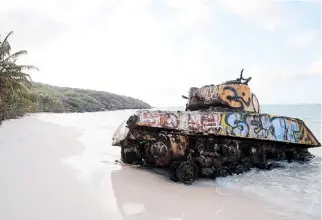  ??  ?? ESTE tanque de guerra aún permanece en la playa de Flamenco, en Culebra.