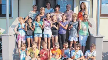  ?? FOTO: BLAUHUT ?? Die Tannhausen­er Landfrauen haben mit Kindern im Ferienprog­ramm Pizza gebacken. Viel Spaß hatten alle 15 Kinder und die sechs Betreuerin­nen (von links) Erika Klein, Klaudia Wanner, Hannelore Walter, Steffi Forderer, Gabi May und Martina Thorwart.