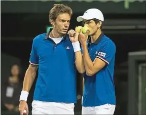  ??  ?? Nicolas Mahut et Pierre-Hugues Herbert seront alignés en double samedi.