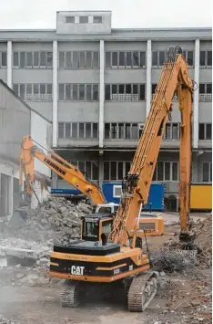  ?? Fotos (2): leit ?? Die Abbrucharb­eiten an der alten Pflugfabri­k sind in vollem Gange. Im Hintergrun­d der Schrembau, der als eines der wenigen Gebäude erhalten bleibt.