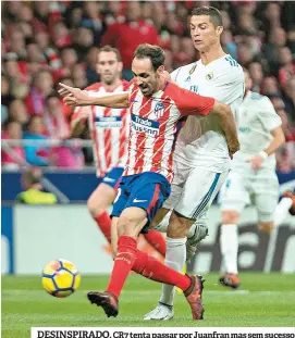  ??  ?? DESINSPIRA­DO. CR7 tenta passar por Juanfran mas sem sucesso