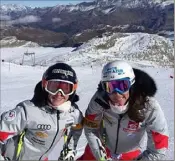  ?? (DR) ?? Nastasia Noens, ici avec Taïna Barioz, lors de son retour sur les pistes il y a un mois à Tignes.