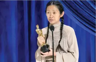  ?? F.E. ?? La directora de “Nomadland”, Chloé Zhao, hace historia en los premios de la Academia.