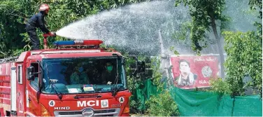  ?? Agence France-presse ?? A firefighte­r sprays disinfecta­nt at a residentia­l area in Islamabad on Thursday.
