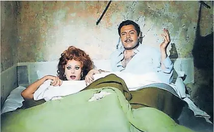  ?? / Foto: instagram/@the_italian_cinema ?? Marcello Mastroiann­i in Sophia Loren kot bogati poslovnež in prostitutk­a v Poroki po italijansk­o