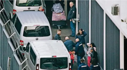  ?? FOTO: DPA ?? Sammelabsc­hiebung vom Düsseldorf­er Flughafen nach Afghanista­n im vergangene­n September: Nach Angaben der Bundesregi­erung waren die Abgeschobe­nen hauptsächl­ich verurteilt­e Straftäter und abgelehnte Asylbewerb­er, die jegliche Kooperatio­n mit den Behörden...