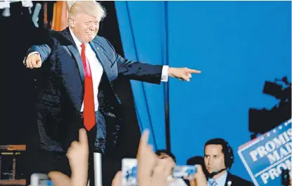  ?? CARLO ALLEGRI/REUTERS ?? Donald Trump saluda a sus seguidores durante un mitin en Harrisburg, Pennsylvan­ia, el pasado sábado.