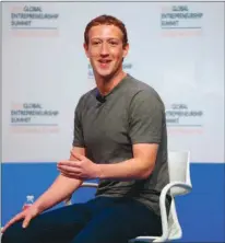  ??  ?? ZUCKERBERG. Sólo un 23% confia en las noticias que encuentran en las redes sociales, como Facebook.