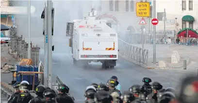  ??  ?? La represión en Jerusalén Este, con hidrantes, balas de goma y gases.
