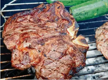  ??  ?? Was für ein Duft! Nach gegrilltem Fleisch und Holzkohle riecht es im Sommer oft. Claudia Doriat, bayerische Grillmeist­erin, weiß, wie das perfekte Steak gelingt.