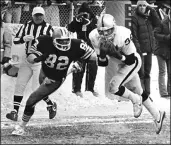  ?? ASSOCIATED PRESS FILE ?? Raiders safety Mike Davis intercepts a Brian Sipe pass intended for Browns tight end Ozzie Newsome with 49 seconds left in an AFC divisional playoff game on Jan. 4, 1981.