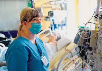  ?? FOTO: STRATENSCH­ULTE/DPA ?? In den Gesundheit­sberufen ist die Nachfrage nach Arbeitskrä­ften derzeit hoch.