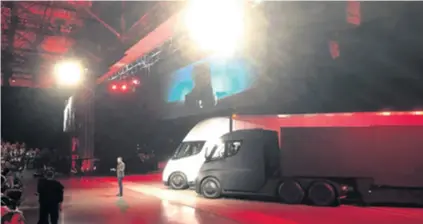  ??  ?? Elon Musk,osebujni poduzetnik i inovator predstavio je električni kamion s autopiloto­m