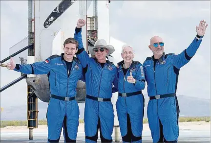  ??  ?? SUEÑO CUMPLIDO. Oliver Daemen, Jeff Bezos, Wally Funk y Mark Bezos expresan su alegría después de realizar el viaje espacial.