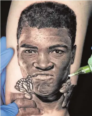  ?? // ABC ?? Realizació­n del tatuaje de Muhammad Ali