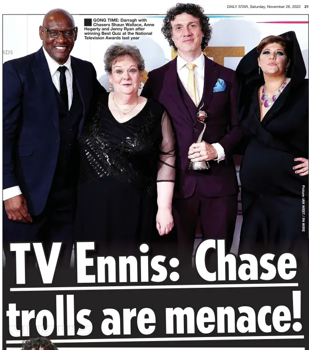  ?? ?? ■ GONG TIME: Darragh with Chasers Shaun Wallace, Anne Hegerty and Jenny Ryan after winning Best Quiz at the National Television Awards last year