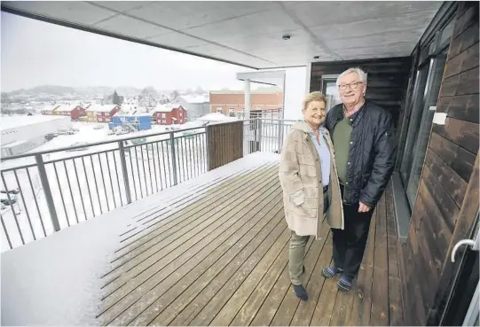  ?? FOTO: TORE ØYVIND MOEN ?? VERANDA: Eva og Tor Jacobsen setter pris på 30 kvadratmet­er terrasse med utsikt mot huset de har bodd 44 år i. I tillegg har de tilgang til felles takterrass­e på taket.