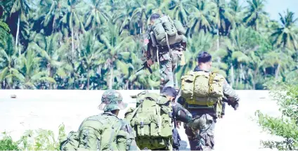  ?? SUNSTAR / ALAN TANGCAWAN ?? MANHUNT. The military is still looking for three Abu Sayyaf members who survived clashes with government troops in Inabangay and Clarin.