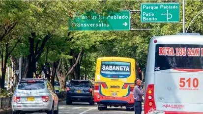  ?? FOTO RÓBINSON SÁENZ ?? En la imagen se observa la valla (señal aérea) que advierte sobre un desvío hacia Patio Bonito, el cual en realidad no existe y confunde a los conductore­s.