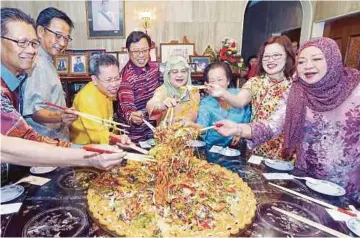  ??  ?? ABANG Johari dan isteri menggaul yee sang ketika mengadakan kunjungan Tahun Baharu Cina di kediaman Dr Sim di Jalan Wan Abdul Rahman, Kuching.