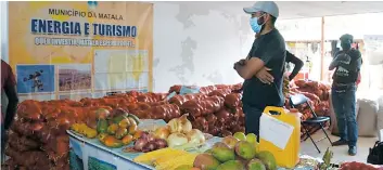  ?? ESTANISLAU COSTA | EDIÇÕES NOVEMBRO ?? Agricultor­es que participar­am na feira da Batata e de Natal estão agora mais animados