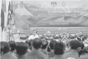  ?? — Gambar Bernama ?? LAWATAN RASMI: Zuraida menyampaik­an ucapan ketika mengadakan lawatan kerja rasmi ke Ibu Pejabat Jabatan Bomba dan Penyelamat Pulau Pinang, Batu Kawan semalam.