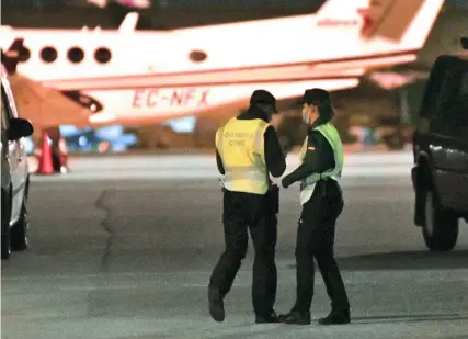  ?? EFE ?? Agentes de la Guardia Civil en las pistas de Son Sant Joan la noche del viernes