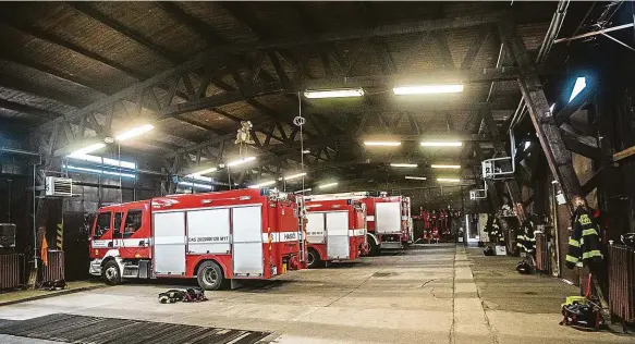  ??  ?? Dřevěný hangár k demolici Ve staré garáži holešovick­é stanice parkují hasiči cisternová vozidla, podpůrný automobil s velkou nádrží, žebřík nebo speciální člun Florián s turbínovým pohonem pro vodní skupinu. S postupným rozšiřován­ím hasičské techniky ale přestává dřevěný hangár stačit. Nahradí ho prostorné moderní garáže. 3x Foto: Dan Materna, MAFRA