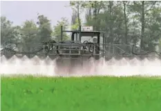  ?? SYMBOLBILD KEYSTONE ?? Ein Landwirt versprüht Pflanzensc­hutzmittel.