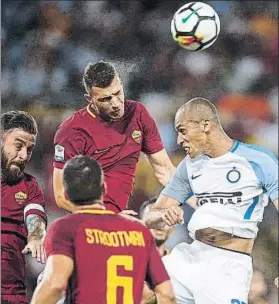  ?? FOTO:EFE ?? Edin Džeko anotó gracias a su envergadur­a, ante el Inter de Milán