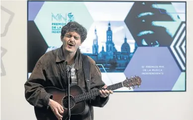  ?? OLIVER DUCH ?? El cantante zaragozano Manuel de la Cueva, en la presentaci­ón de ayer en el Ayuntamien­to.