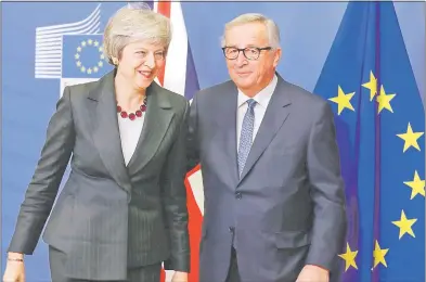  ??  ?? Theresa May, primera ministra del Reino Unido, y el presidente de la Comisión Europea, Jean-Claude Junck.