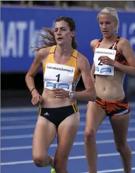  ?? TIMO AALTO
FOTO: LEHTIKUVA / ?? VM-FORM. Camilla Richardsso­n kom tvåa på 5000 meter bakom Kristiina Mäki.